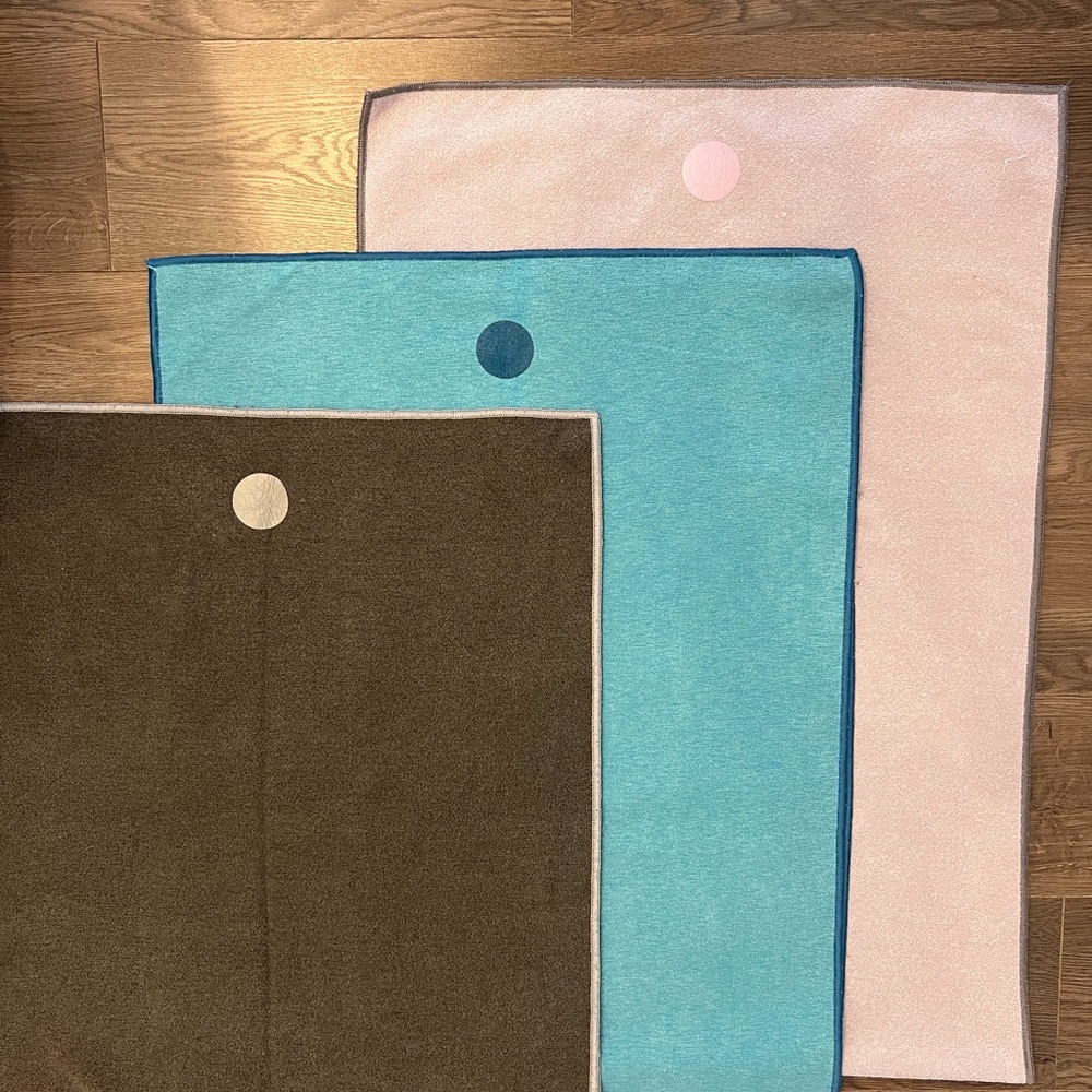 Manduka: Yogitoes Yoga Mat Towel, Black